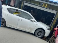 Женщина на Lexus перепутала педали и выехала на тротуар