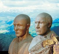 Ранее считалось, что эти мужчины - отец и сын, однако они состоят в более дальнем родстве