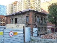 А вот так сегодня здесь укрепляют фундамент