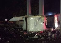 Алкоголь разбросало по всей дороге