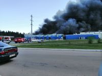 Горит здание цеха