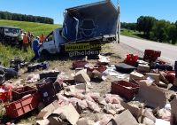 Сосиски и колбасу разметало по трассе