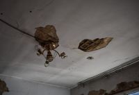 Судя по фото, дом похож на аварийный, и жить в нем может быть опасно