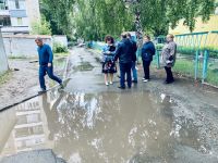 В некоторых дворах Барнаула благоустройство «откатили» на несколько лет назад