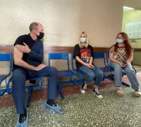 Хорохордин нашел время поболтать с людьми, стоящими в очереди