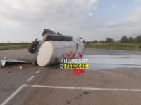 Молоковоз после удара прилег