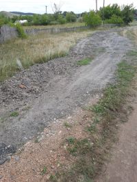 Промытую канаву решили засыпать шлаком.