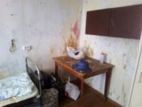 Стол явно переживает не лучшие свои времена