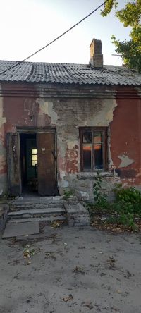 Кажется, будто в этом доме уже не может никто жить