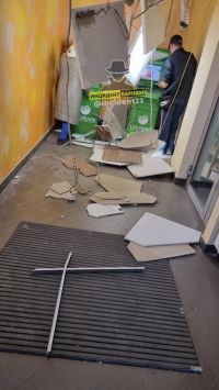 После обрушения люди все так же пользовались банкоматами