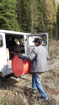 Оставшиеся бочки из-под ГСМ