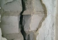 Трещины на колонне весьма внушительные
