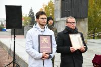 На церемонии передачи останков погибших воинов с участием большого числа граждан маски надевали не все, но полиции все равно