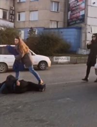 Помогали пострадавшему, похоже, водители других авто