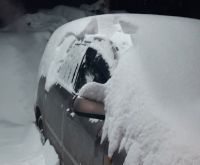 Машины во дворах замело