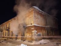 Пар валил именно с угла здания, на некотором удалении от демонтажных работ. Строительных ограждений при этом не видно.