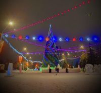 В остальном же площадь выглядит празднично и нарядно