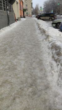 Без травм пройти по обледенелому тротуару у дома по улице Эмилии Алексеевой, 10 довольно сложно