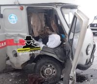 Машина медиков получила серьезные повреждения