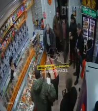 Вооруженный мужчина на видео не выказывает агрессии, в отличие от защитников