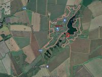 Примерное расположение дамбы отмечено красным, ближе к «Чуйскому тракту» заметна система прудов