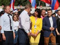 Попавшая в очередной скандал Екатерина Четошникова и полпред президента РФ в СФО Анатолий Серышев (в центре)