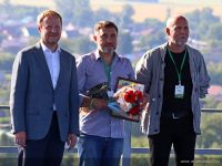 Виктор Томенко вручил специальный приз «Мятный пряник» режиссеру Андрею Карасову