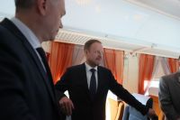 Губернатор Виктор Томенко осматривает новые вагоны