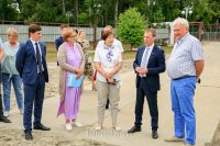 Чиновники и депутаты наблюдают за стройкой