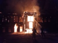 Горящий деревянный дом