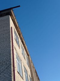 Водосток отсутствует местами и на крыше