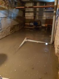 Скопившиеся в подвале нечистоты