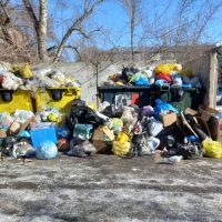 То же место 21 марта. Заметно, что эти баки не опорожняют уже давно