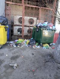 Баки в некоторых местах остаются заполненными. Фото от 10 апреля