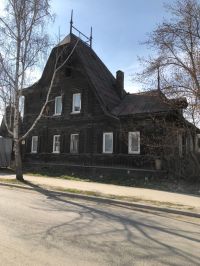 Раньше крыша была раскрыта в районе трубы