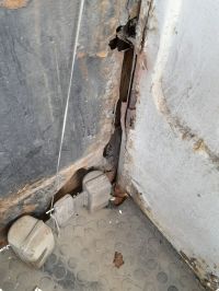 Прогнивший корпус и двери