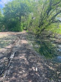 Территория рядом со сломанным колодцем была затоплена нечистотами