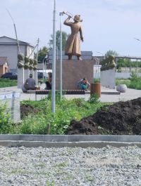 В Камне-на-Оби молодые люди сходили в туалет возле скульптуры