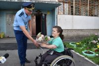 Девушка принимает поздравления от прокуратуры