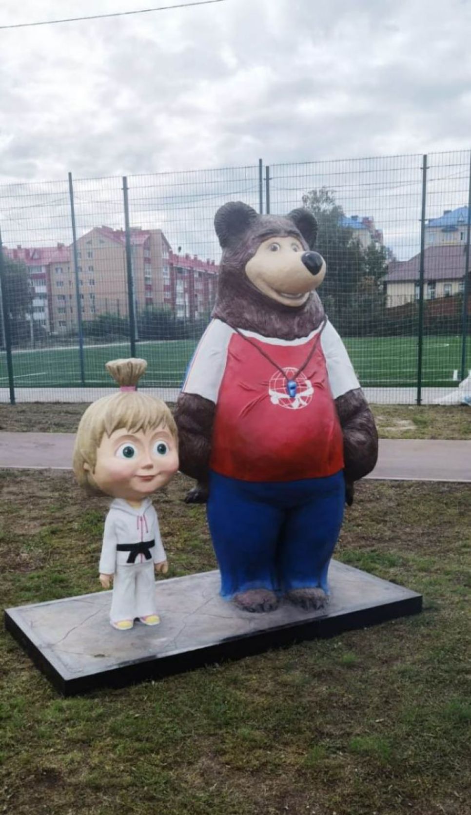 В бийском парке установили обещанных мультгероев и модульный туалет