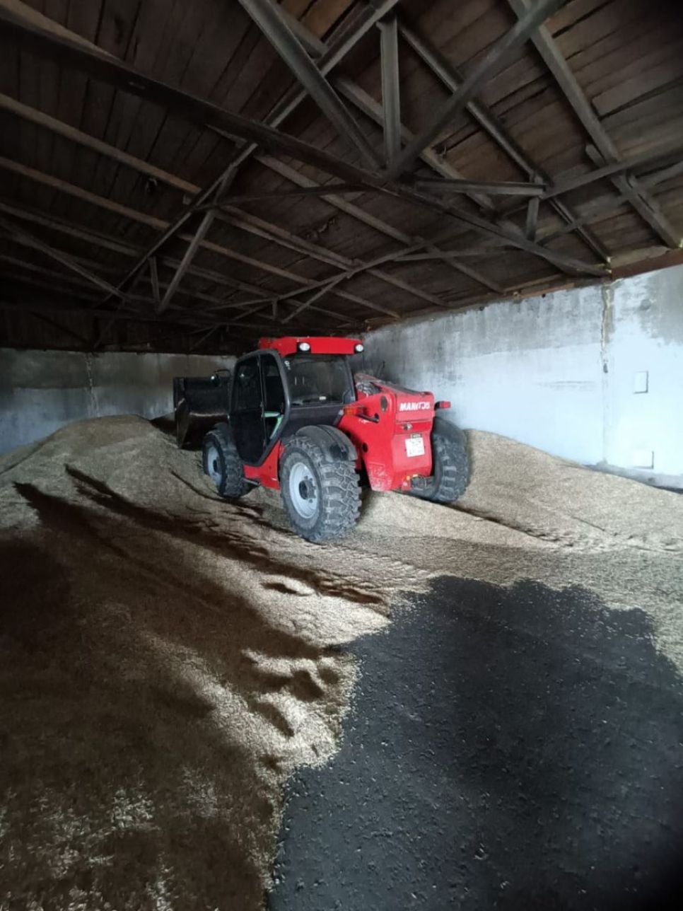 Сотрудница предприятия в Усть-Калманском районе погибла на работе под колесами трактора (обновлено)