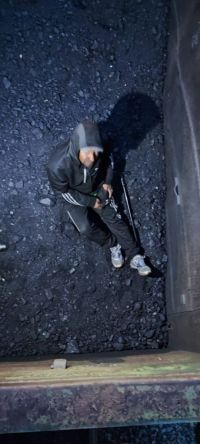 Алтайские пограничники обнаружили под насыпью угля прятавшегося нелегала-рецидивиста