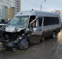 Юные спортсмены и их тренеры попали в «лобовую» аварию в Барнауле
