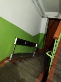 Установленный после прямой линии губернатора пандус в доме бийского инвалида оказался бесполезным