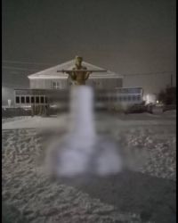 Подростки слепили «оскорбительную скульптуру» напротив Мемориала Славы в алтайском селе