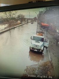 В Бийске водители автобусов отказались выйти в рейс из-за ушедшей под воду дороги