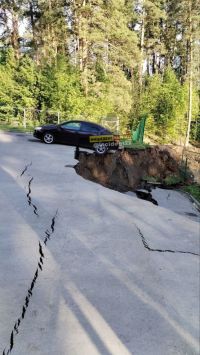 Часть двора новостройки в Барнауле провалилась под землю из-за движения грунта