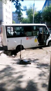 Маршрутка провалилась в очередную дыру на дороге в Барнауле