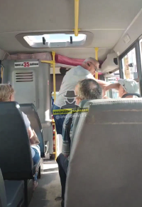 Водитель барнаульской маршрутки ударил пассажира после просьбы перевести деньги на карту