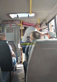 Водитель барнаульской маршрутки ударил пассажира после просьбы перевести деньги на карту